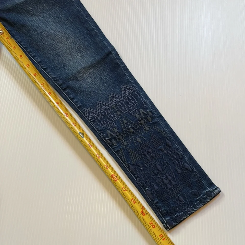 Miss Me Girls skinny ankle blue jean with embroidery detailing. Girls size 8